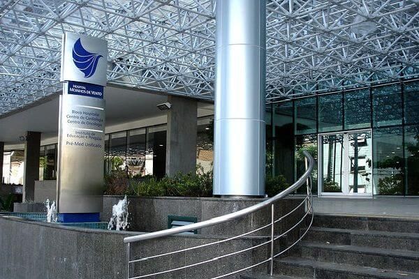 Entrada do Hospital Moinhos de Vento, em Porto Alegre, onde fica o consultório do Dr. Alberto Maia