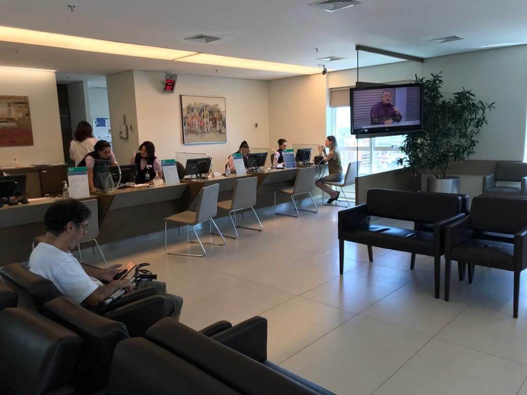 Sala de espera, no local de atendimento do Dr. Alberto Maia
